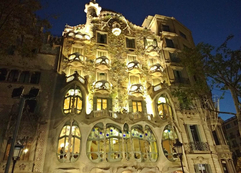 The Casa Batlló at night.
