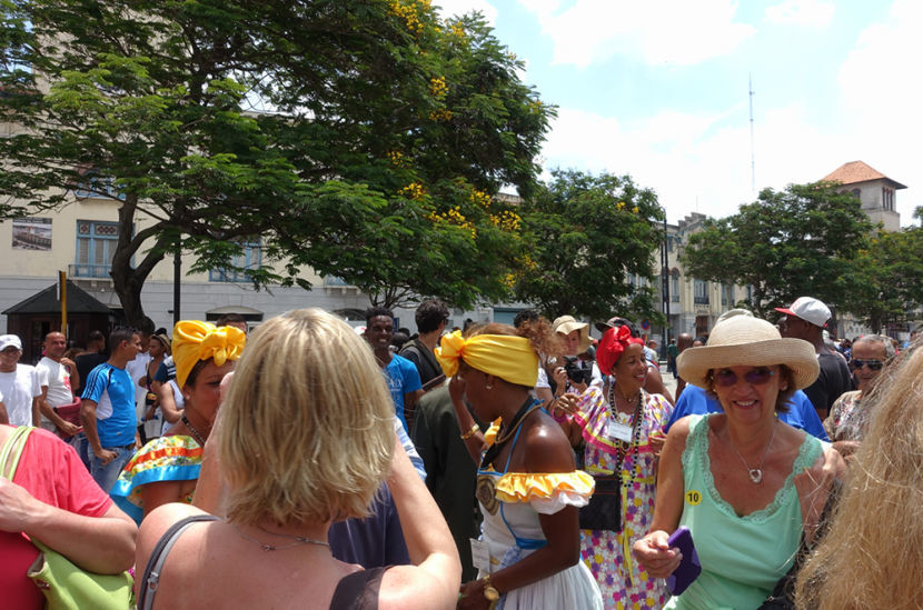 Vendors and street performers were also waiting for us to arrive at the Port of Havana.