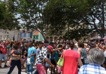 crowds-welcoming-us-to-havana-830x549.jpg