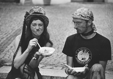 hippie-travelers-eating.jpg