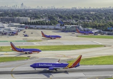 southwest-planes-on-runway-chicago-banner-shutterstock-347960354-830x332.jpg