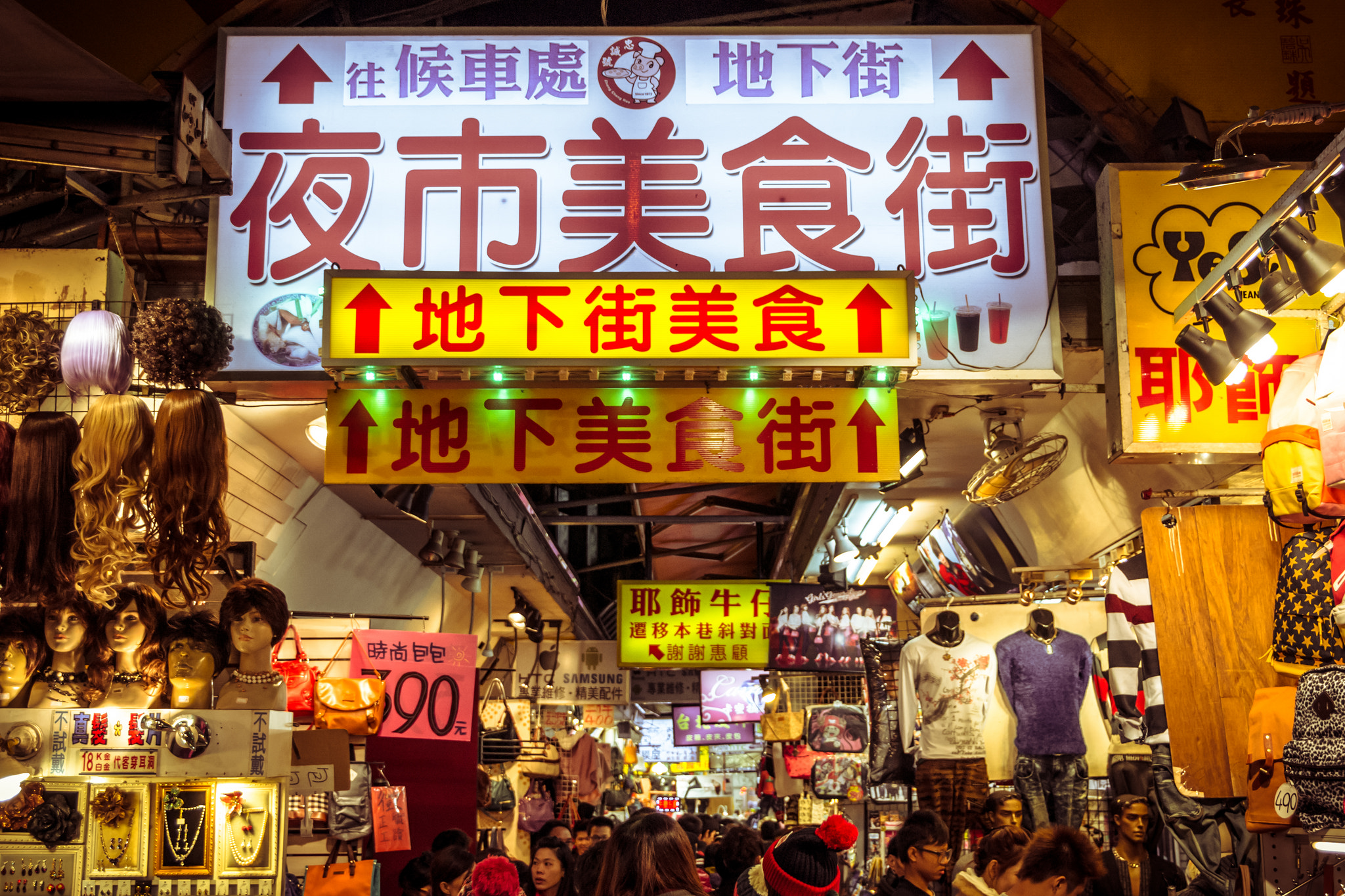 The colorful Shilin Night Market. Pic: Alexander Synaptic/flickr
