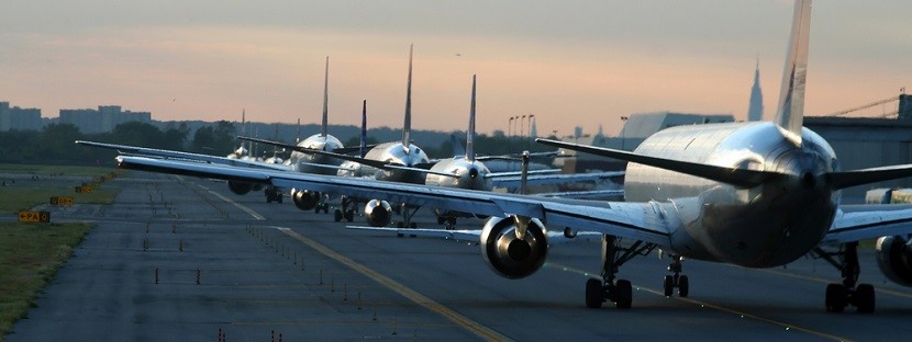airplanes-line-on-runway-banner-shutterstock-1826627-830x312.jpg