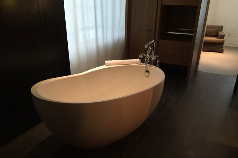 The luxurious bathtub in our room.