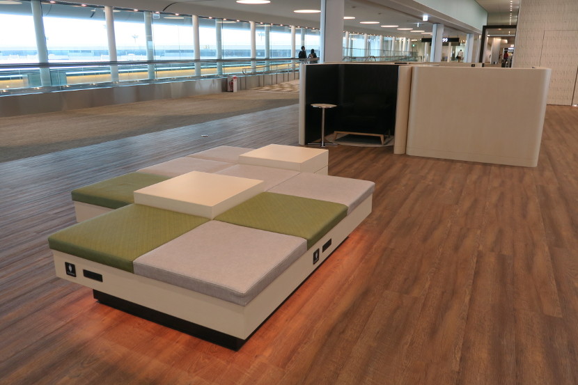 The connector between the main terminal and the satellite terminal at NRT Terminal 2 contained some nice sleep/relax areas for those without lounge access.