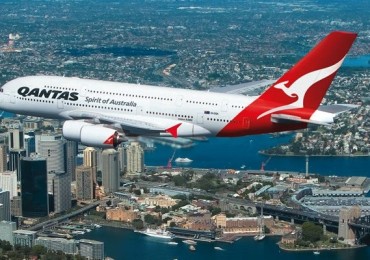 qantas-plane-sydney-harbour-featured-2-830x400.jpg