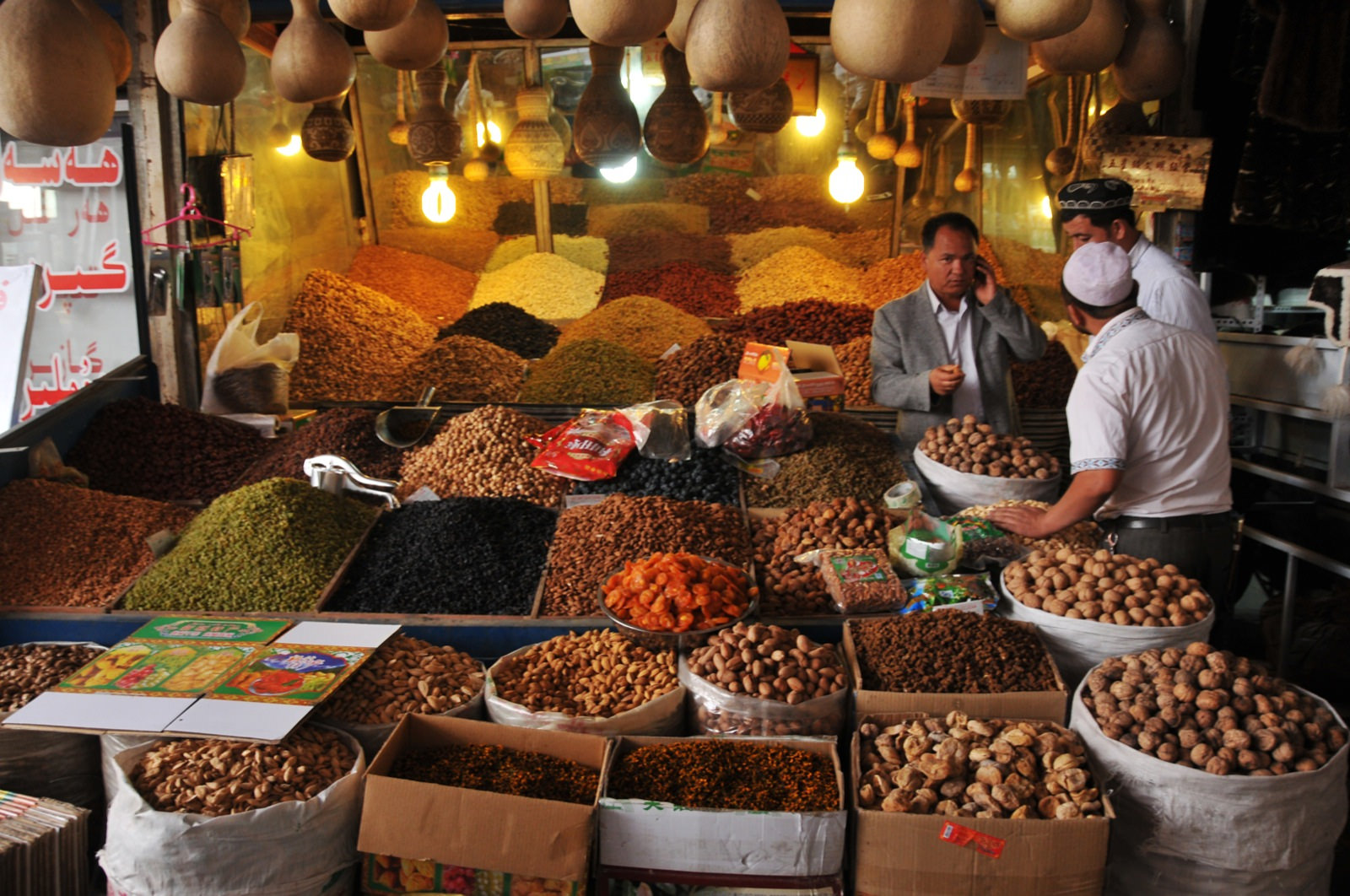 A stall selling dried foods at the markets. Pic: miyake juin/flickr