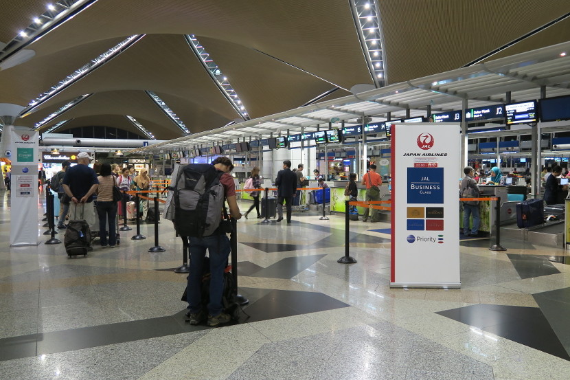 At KUL, the JAL business class and Oneworld elites check-in line was much shorter than the economy check-in line.