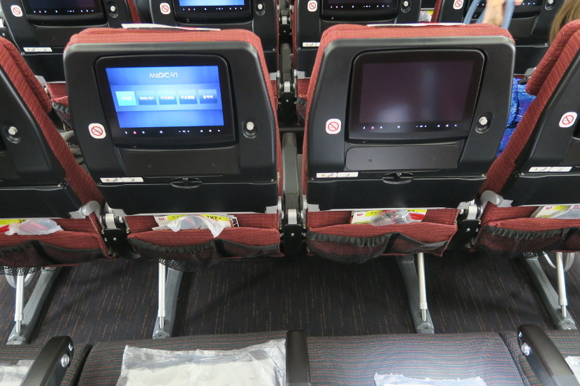 Entertainment boxes didn't reduce legroom on the JAL 787-8.