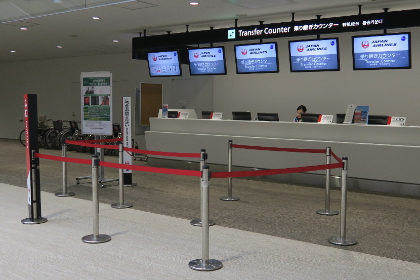 The JAL transfer counter was not busy when I visited.