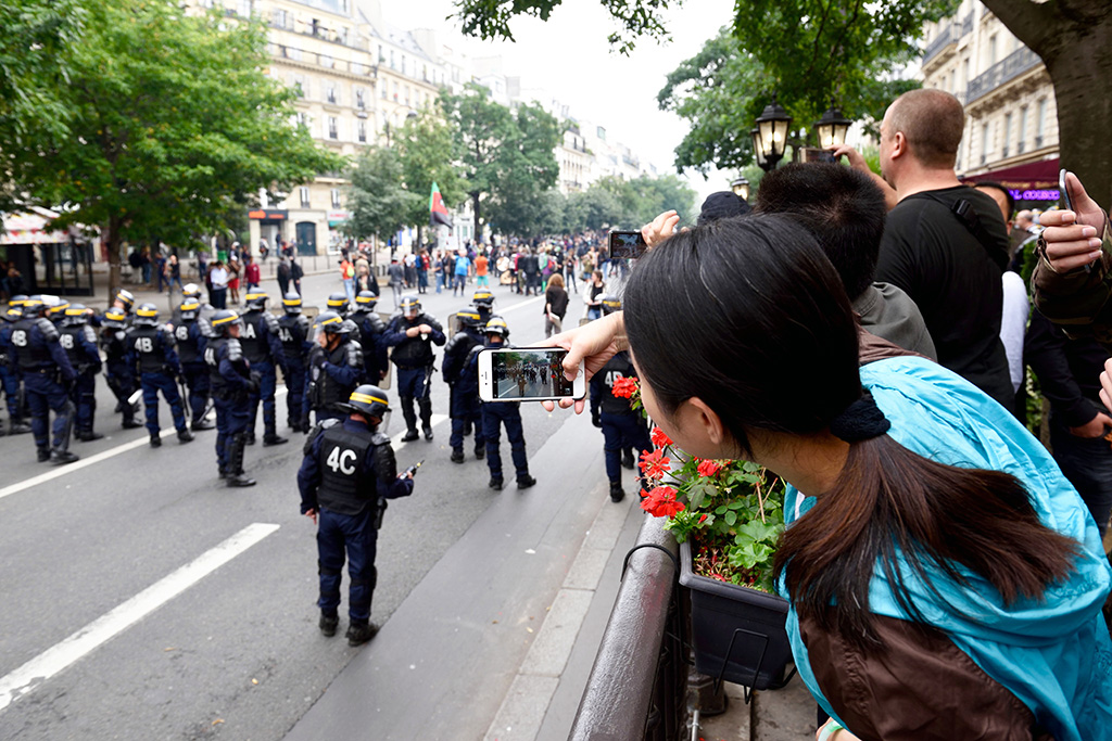 paris-tourism-riots.jpg