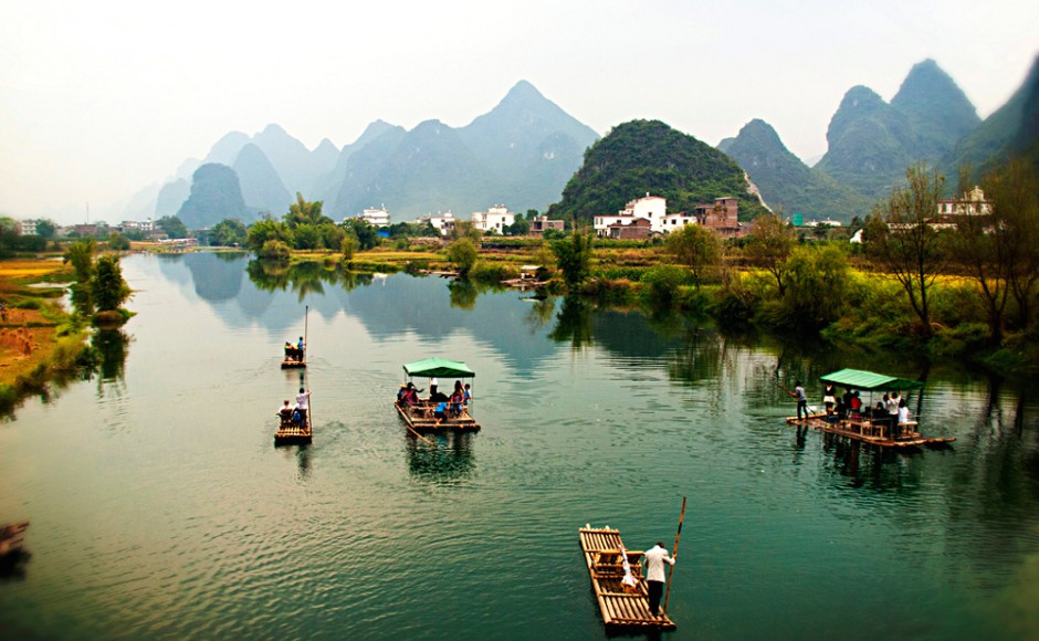 Bamboo rafts ferrying passengers on the Yulong river in Yangshuo, Guangxi. Pic: kevinpoh / Flickr.com