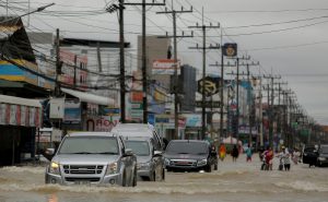 2017-01-06t103410z_361623017_rc156ed575e0_rtrmadp_3_thailand-floods-300x185.jpg