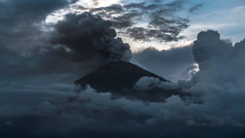 2017-11-25t174725z_255247204_rc1184e09040_rtrmadp_3_indonesia-volcano-504x284.jpg