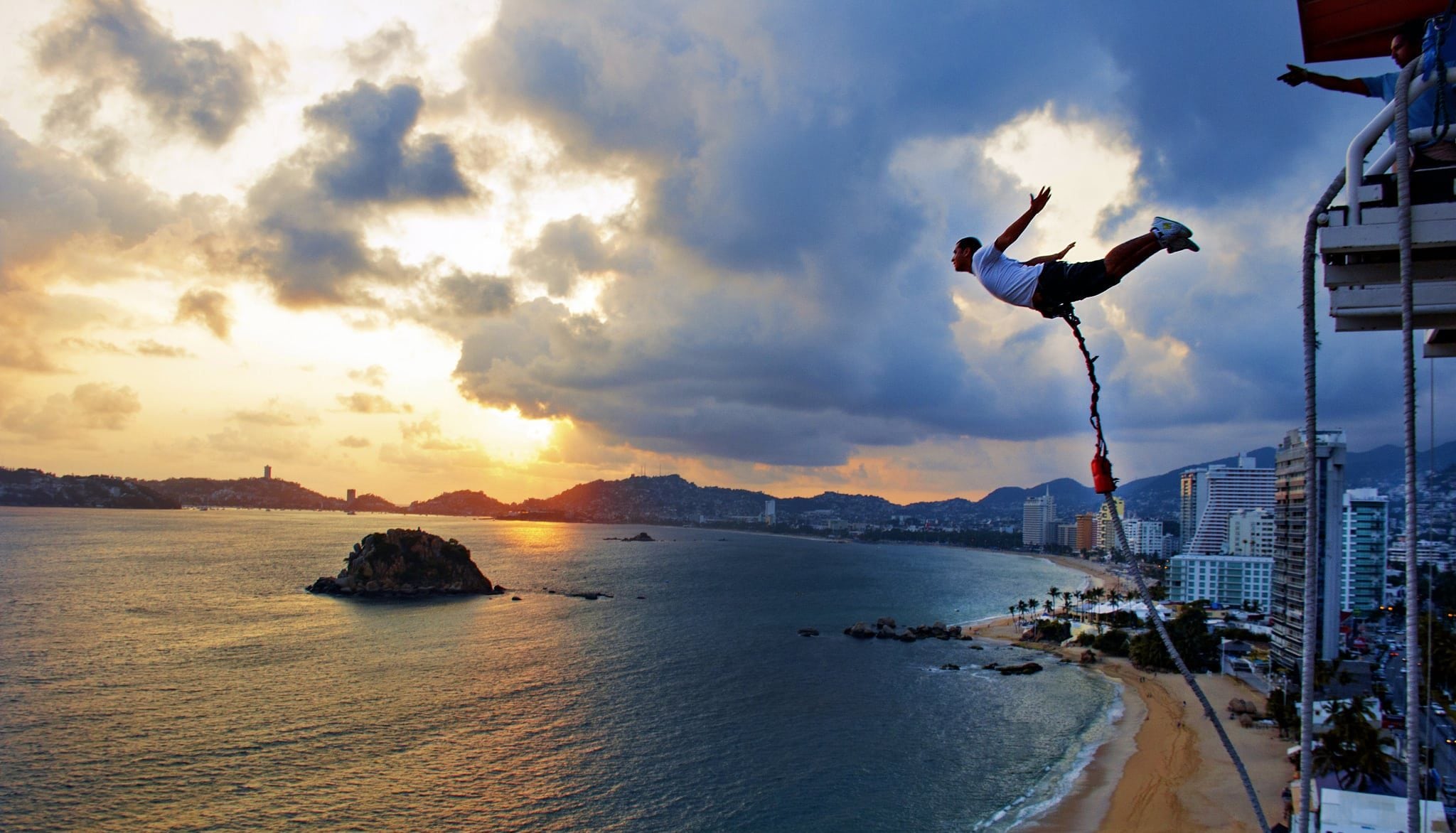 tourist-bungee-jumping-in-acapulco-on-flickr-e1536595330438.jpg